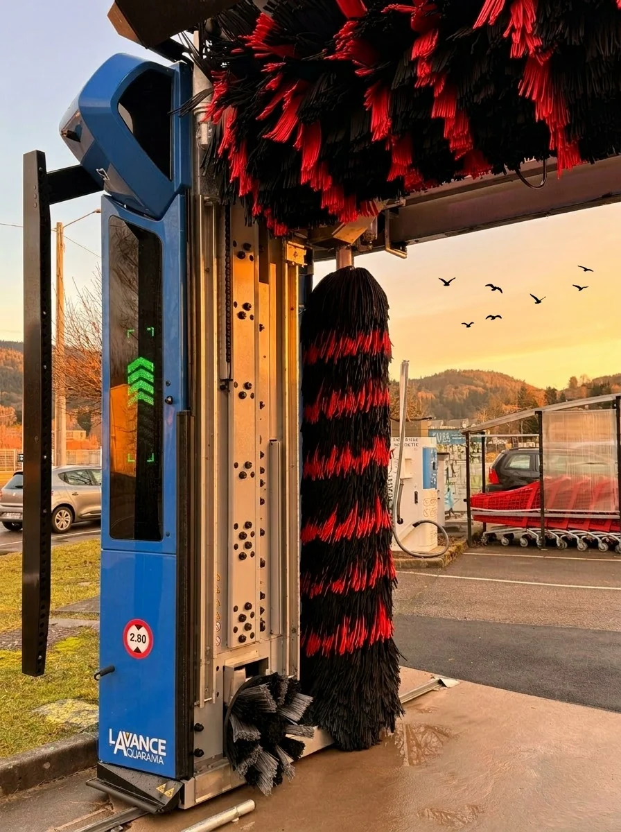Le portique Aquarama S7 bleu de Turbo Wash, avec ses brosses rouges et noires