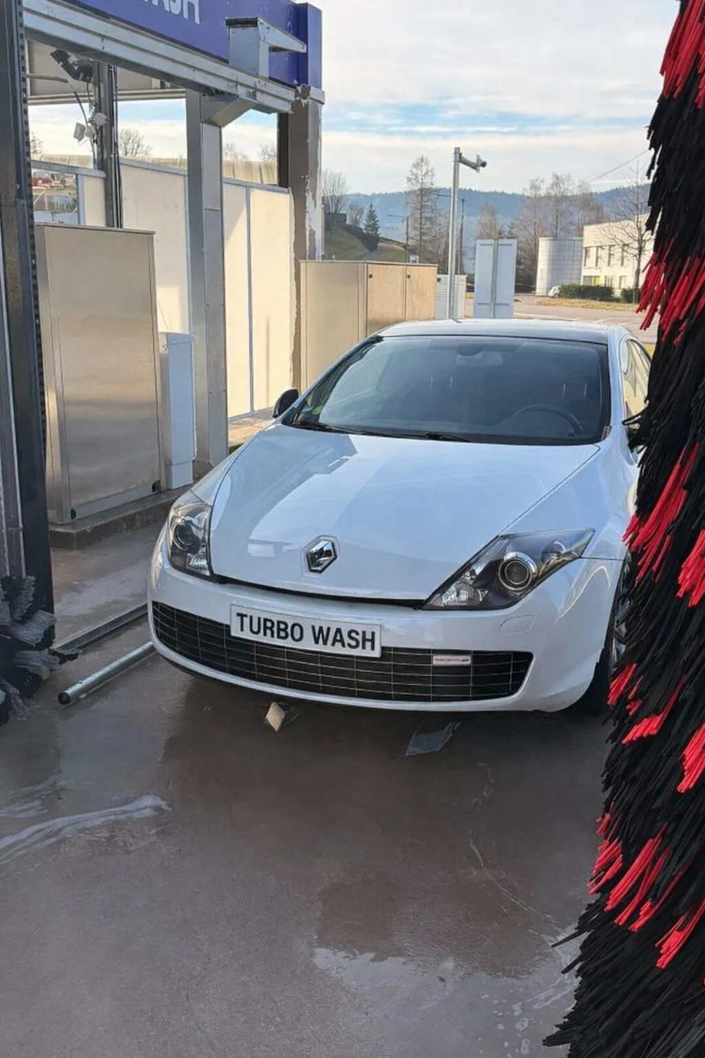 Vue avant d’une voiture dans le portique Turbo Wash